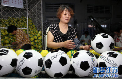 世界杯礼品球“中国造”